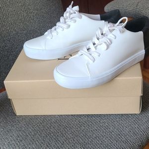 Ellen Degeneres sneackers only ones warn